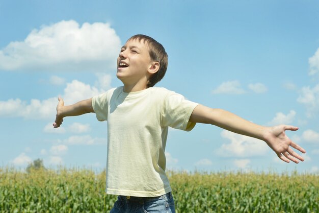 Retrato de um menino feliz em campo aprecia a natureza