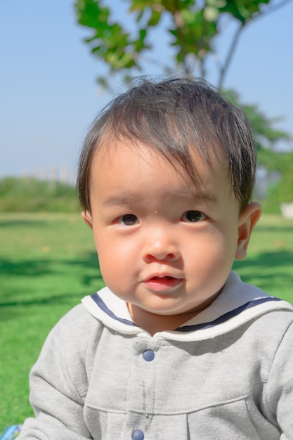 Retrato de um menino feliz no parque