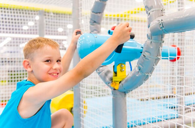 Retrato de um menino feliz segurando uma piscina