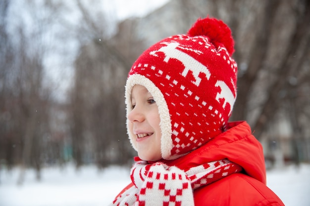 Retrato de um menino fofo no inverno