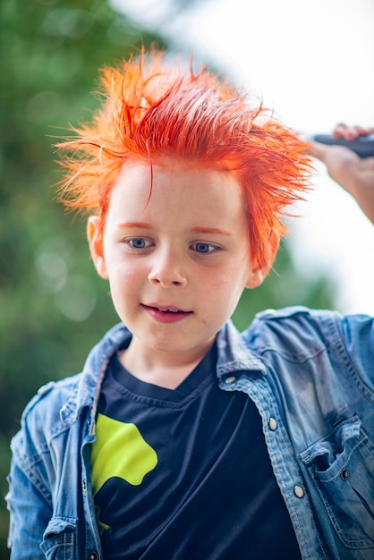 Retrato de um menino incomum de 9 anos com cabelo vermelho brilhante