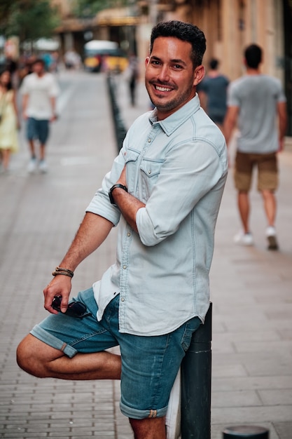 Retrato de um menino latino de cabelos escuros posando para uma sessão de fotos