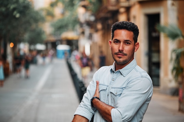 Retrato de um menino latino de cabelos escuros posando para uma sessão de fotos