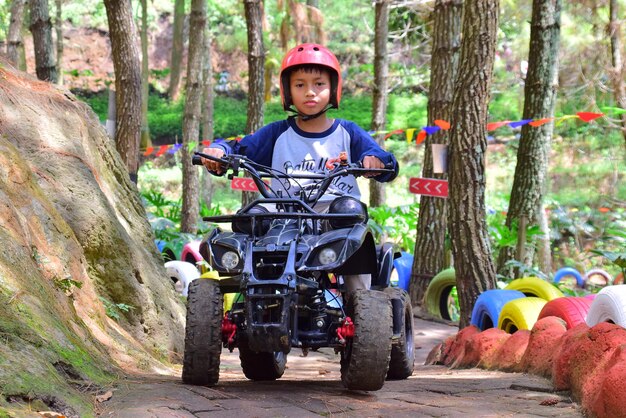 Foto retrato de um menino montando um atv