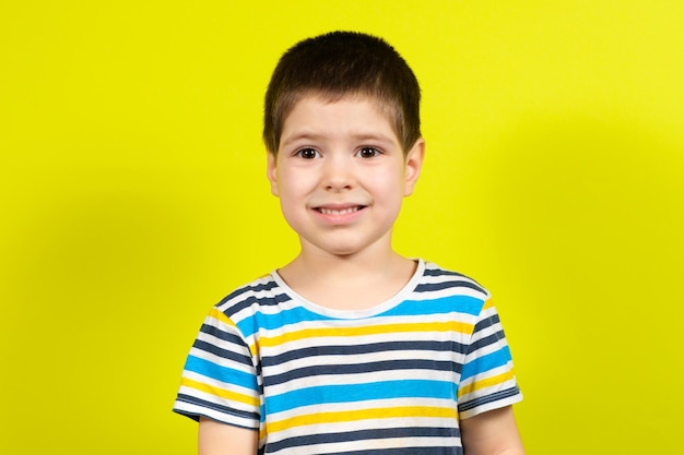 Retrato de um menino moreno bonito sorridente de 4 anos de idade.