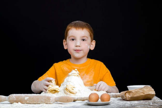 Retrato de um menino na cozinha