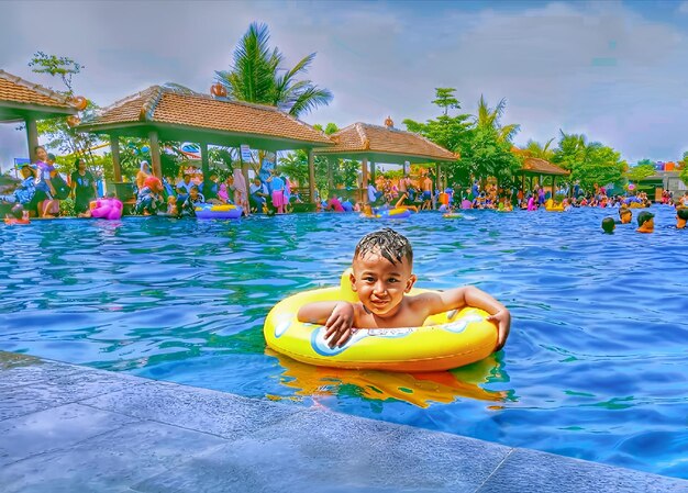 Foto retrato de um menino nadando em uma piscina