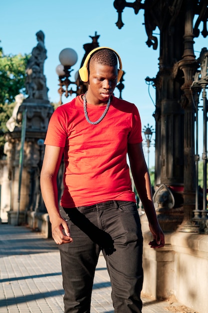 Foto retrato de um menino negro na cidade - retrato do conceito