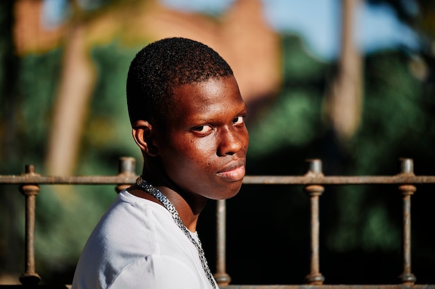 Retrato de um menino negro na cidade - retrato do conceito