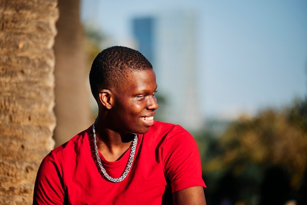 Retrato de um menino negro na cidade - retrato do conceito