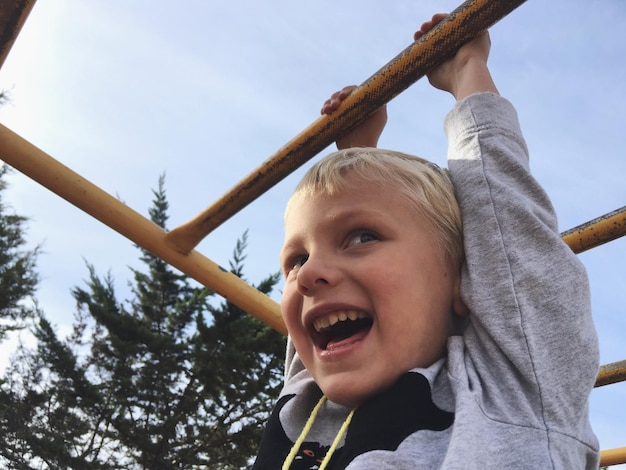 Retrato de um menino no playground