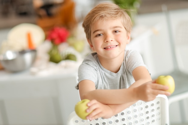 Retrato, de, um, menino, segurando maçãs