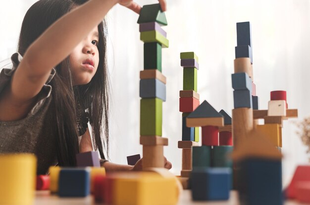 Foto retrato de um menino segurando um brinquedo