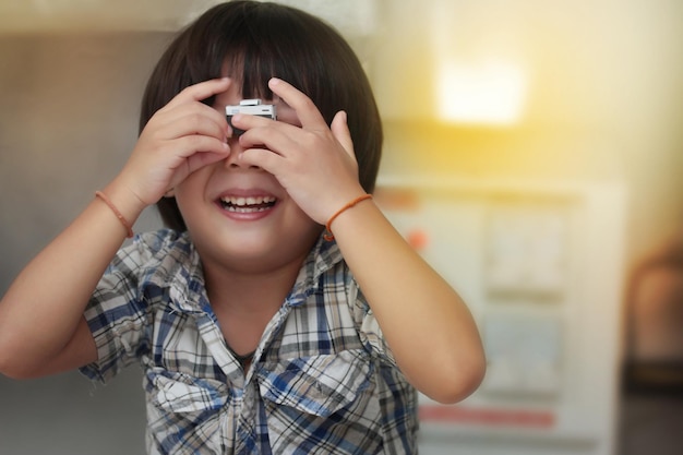 Foto retrato de um menino segurando uma câmera