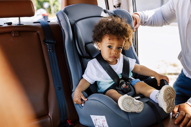 Foto retrato de um menino sentado no carro