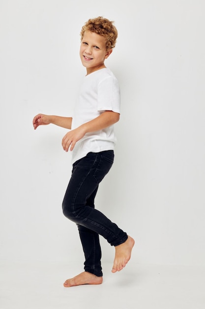 Foto retrato de um menino sorridente contra um fundo branco