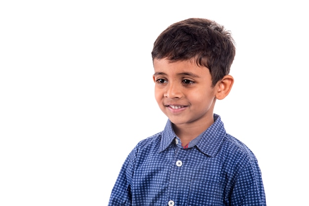 Retrato de um menino sorridente posando em um espaço em branco.
