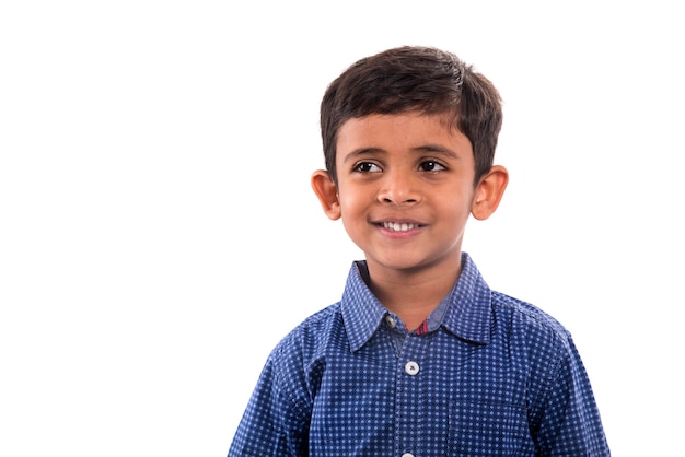 Retrato de um menino sorridente, posando em um fundo branco.