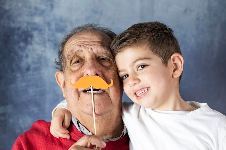 Foto retrato de um menino sorridente segurando uma câmera