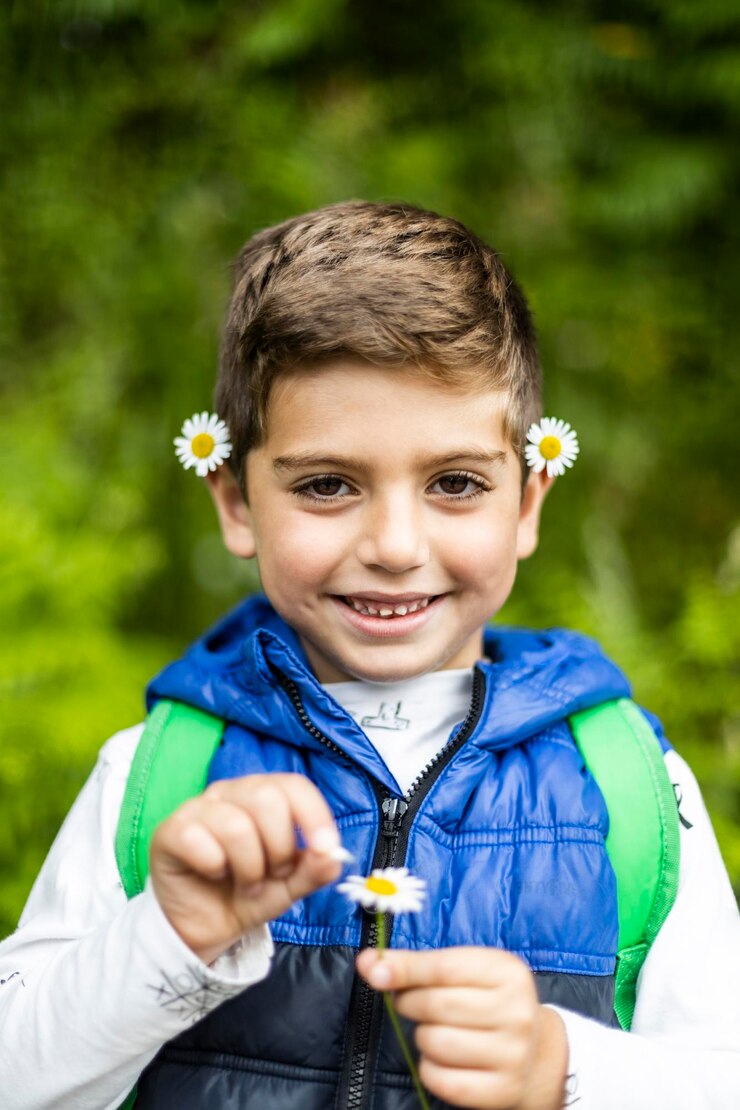 Foto retrato de um menino sorridente vestindo flores