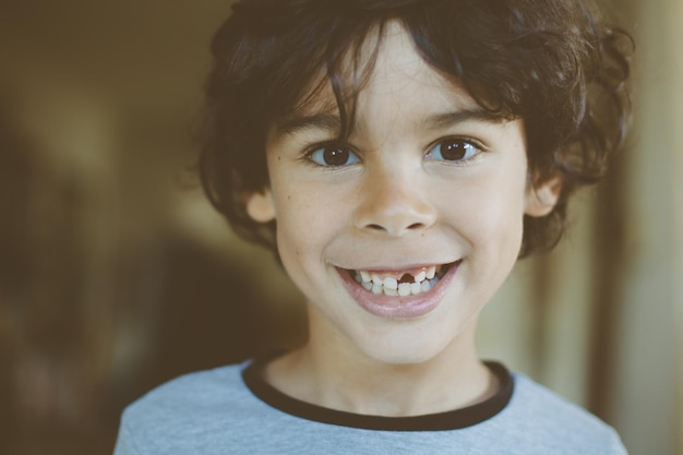 Retrato de um menino sorridente