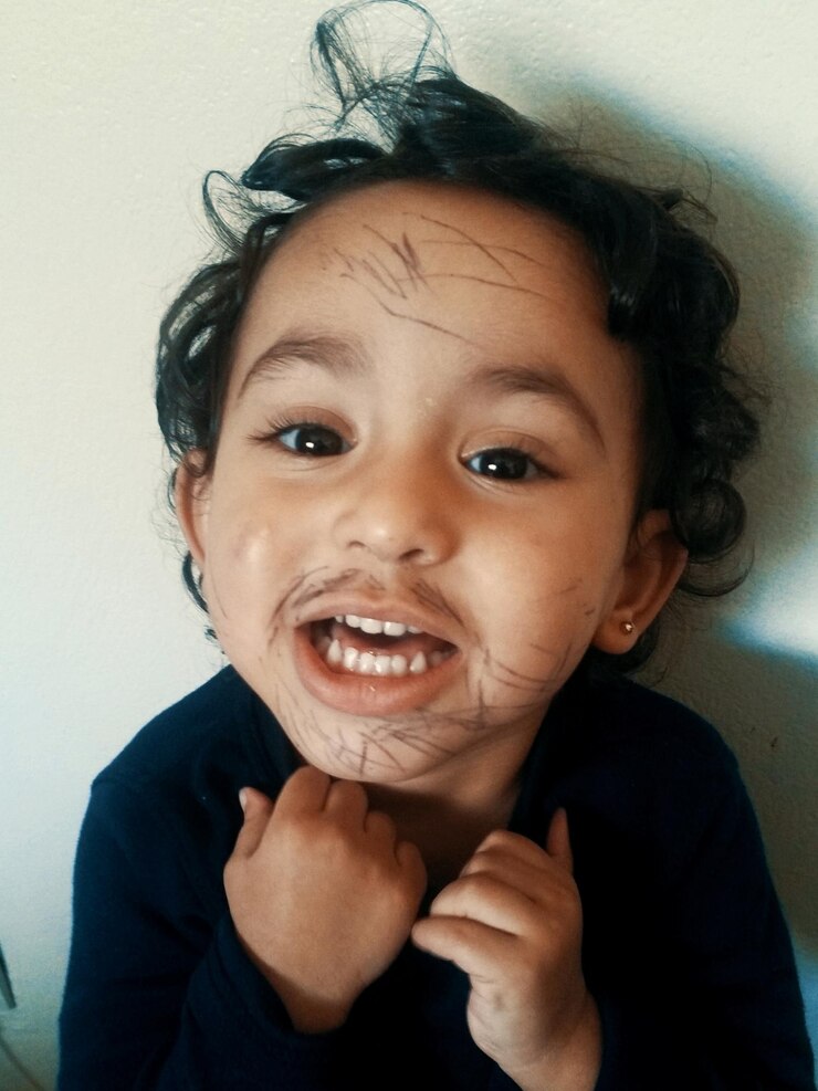 Foto retrato de um menino sorridente