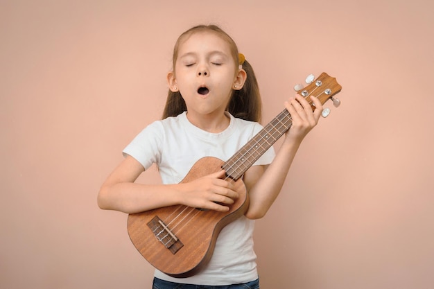 Foto retrato de um menino tocando guitarra