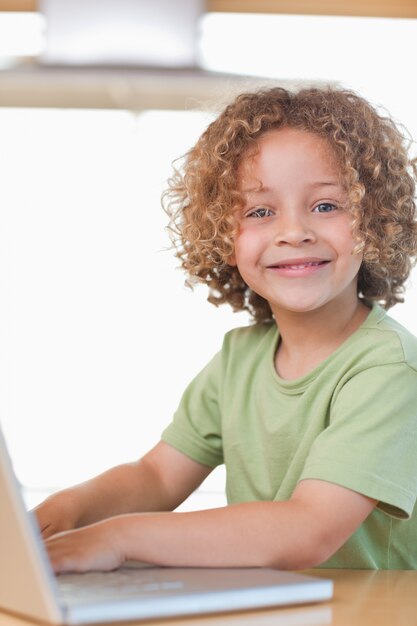 Foto retrato de um menino usando um caderno