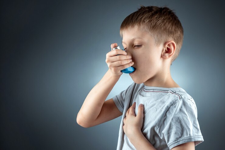 Foto retrato de um menino usando um inalador de asma para tratar doenças inflamatórias, falta de ar. o conceito de tratamento para tosse, alergias, doenças do trato respiratório.