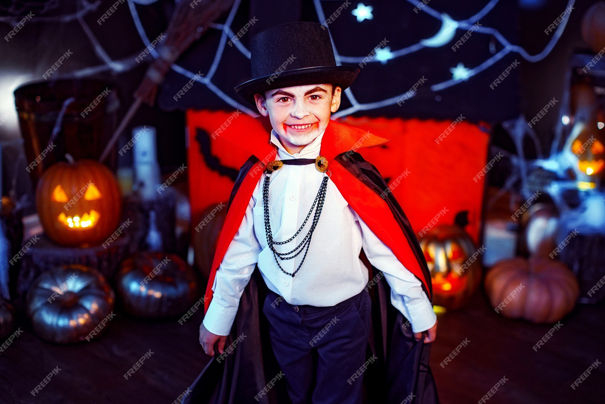 Foto de Menino Em Fantasia De Maquiagem De Vampiro De Halloween e mais  fotos de stock de Vampiro - iStock