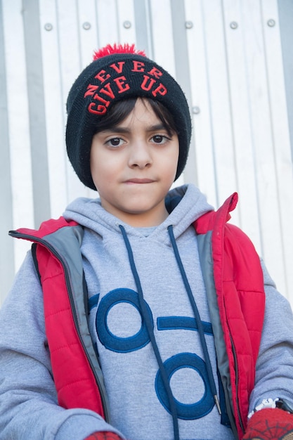 Foto retrato de um menino vestindo roupas de inverno