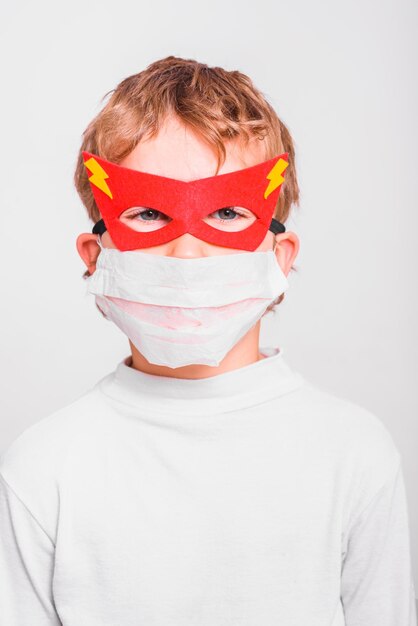 Foto retrato de um menino vestindo um chapéu contra um fundo branco