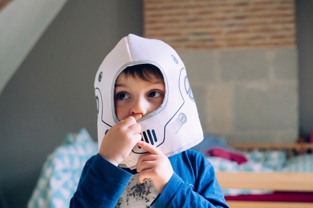 Retrato de um menino vestindo uma fantasia de capacete de astronauta