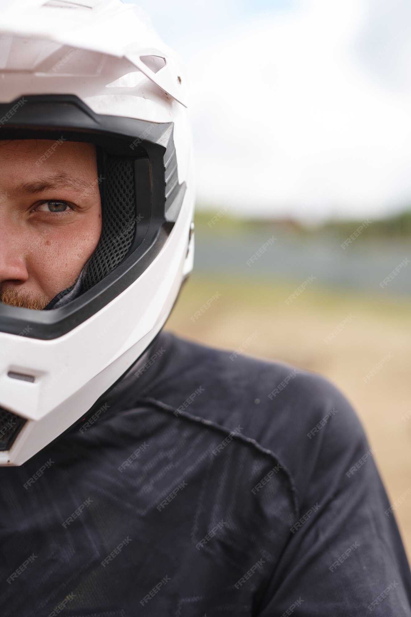 Jovem brutal motoqueiro em roupas de couro com estampa de crânio usando  capacete e óculos ficar na motocicleta personalizada, personagem de  motociclista hippie barbudo aproveitar a vida. ilustração em vetor desenho  animado