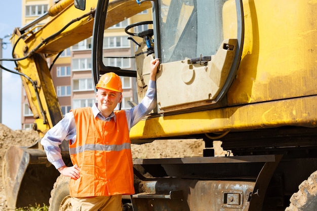 Retrato de um motorista de equipamento de construção