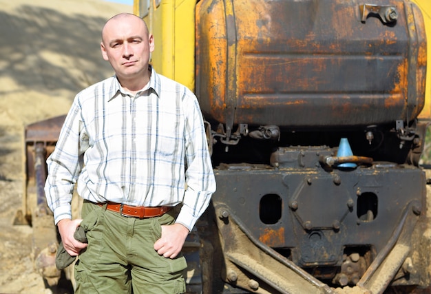 Retrato de um motorista de equipamento de construção