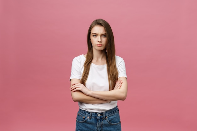 Retrato, de, um, mulher feliz, ficar, com, braços dobraram, isolado, ligado, um, fundo cor-de-rosa