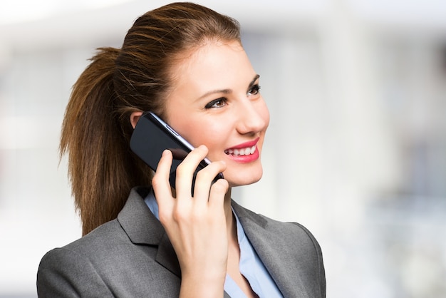 Retrato, de, um, mulher jovem, conversa telefone