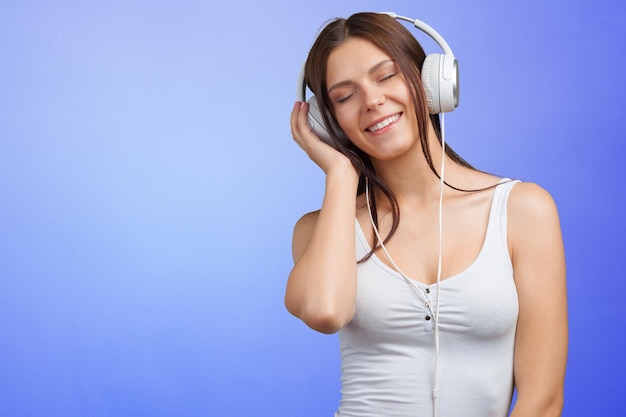 Retrato, de, um, mulher jovem, escutar música, com, fones