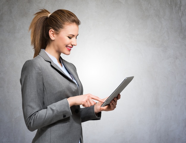 Foto retrato, de, um, mulher negócio, usando, um, tablete digital