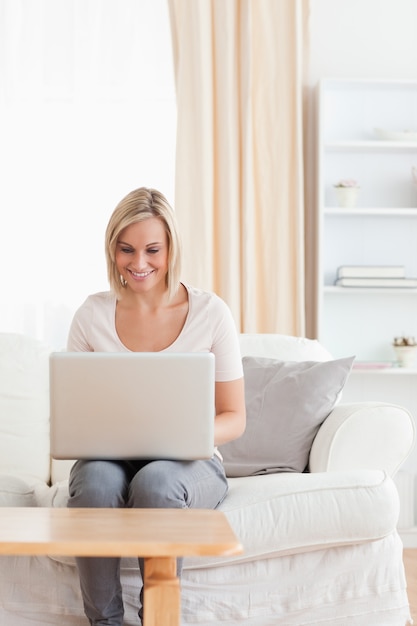 Retrato, de, um, mulher, usando, um, laptop