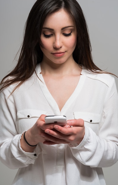 Foto retrato, de, um, mulher, usando, um, telefone móvel