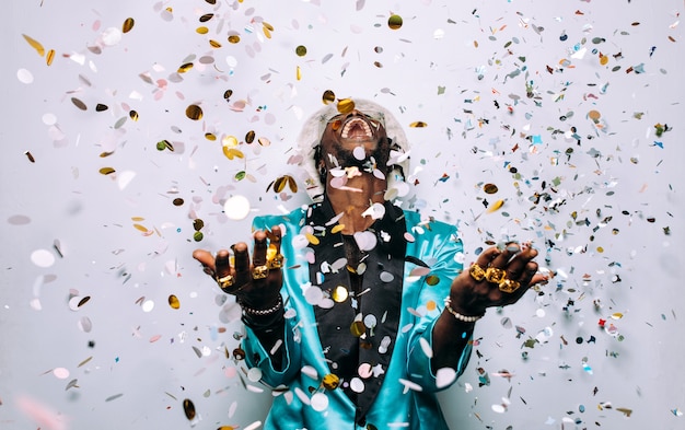 Retrato de um músico da música hip hop Imagem cinematográfica de um homem sob a queda de confetes