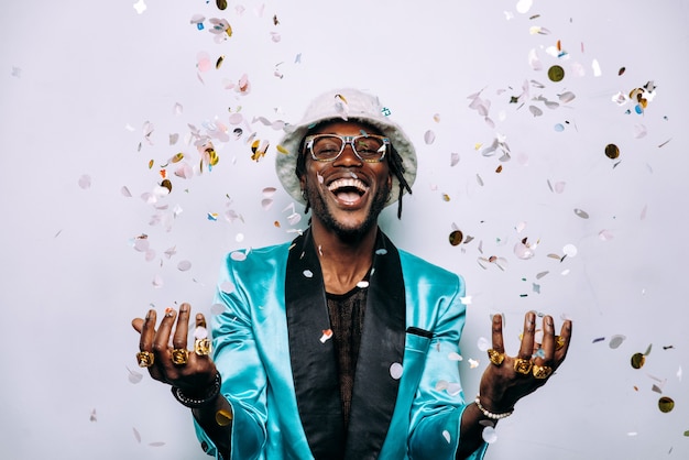 Retrato de um músico da música hip hop imagem cinematográfica de um homem sob a queda de confetes