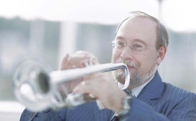 Retrato de um músico tocando trompete