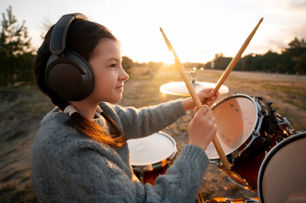 Foto retrato de um músico tocando um instrumento de percussão para o dia mundial da música