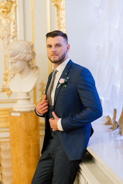 Retrato de um noivo bonito em sua festa de casamento.