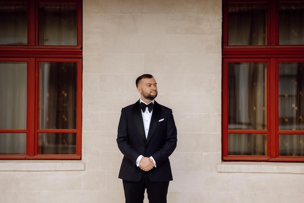 Foto retrato de um noivo bonito em um smoking