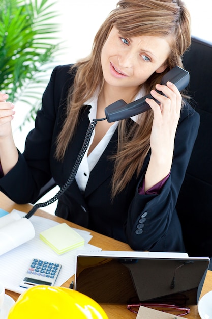 Retrato, de, um, ocupado, executiva, conversa telefone