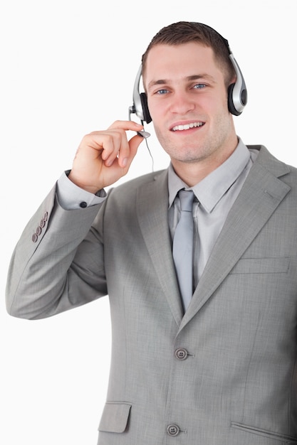 Retrato de um operador sorridente usando um fone de ouvido